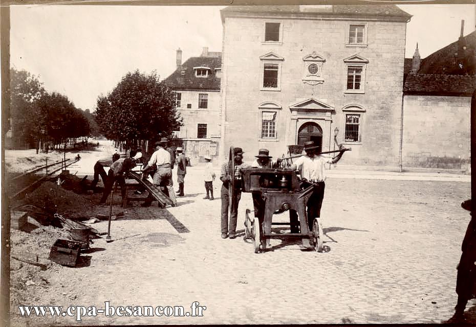 BESANÇON - Pose des rails du tramway avenue de Canot